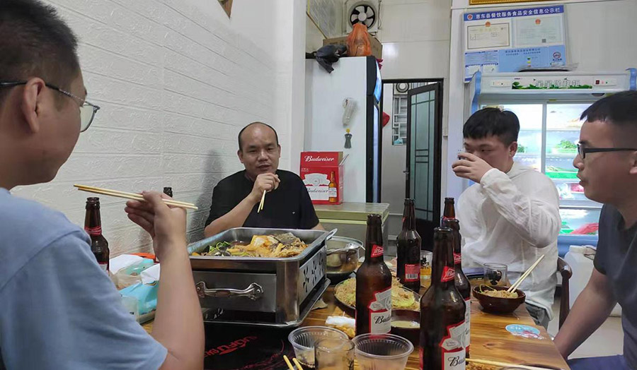 聚餐的通宝TB222技术人员