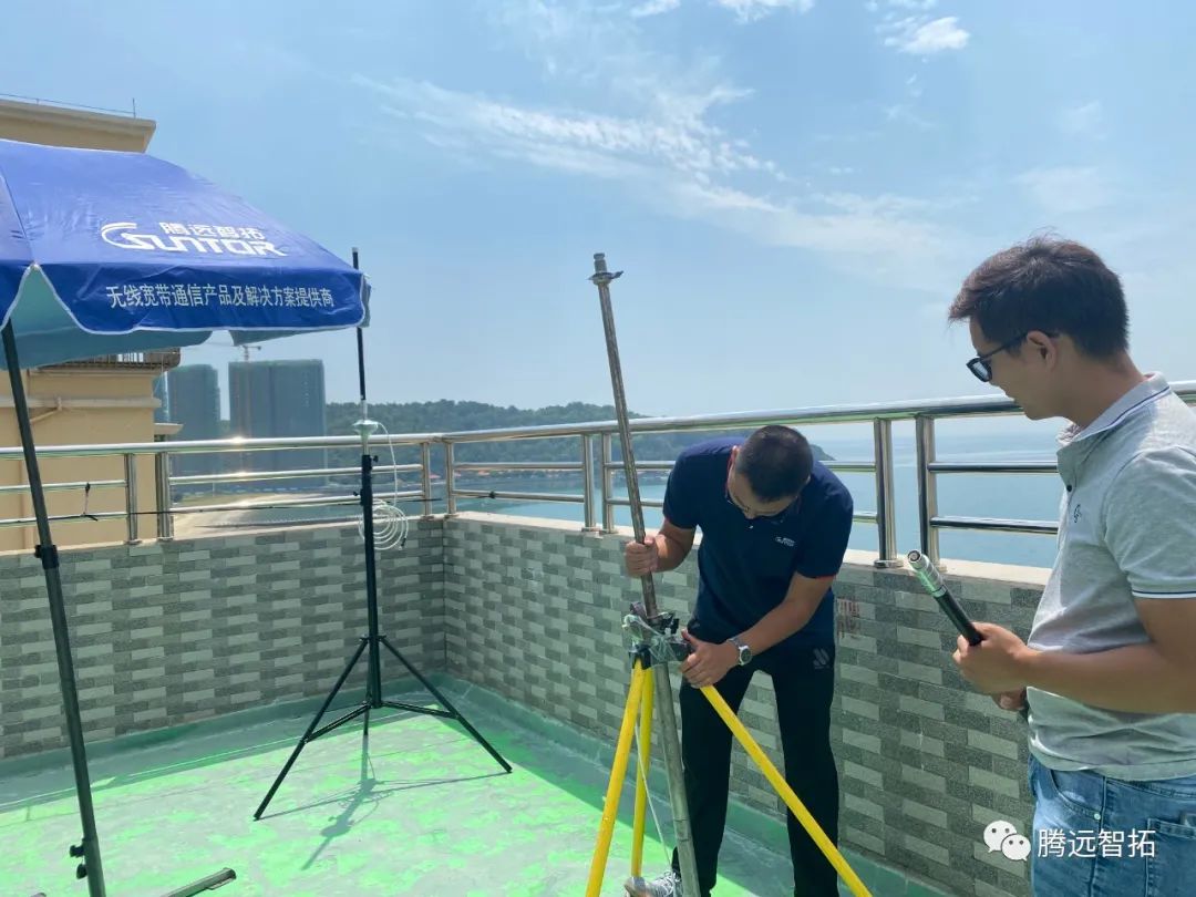 A点技术员组装设备中