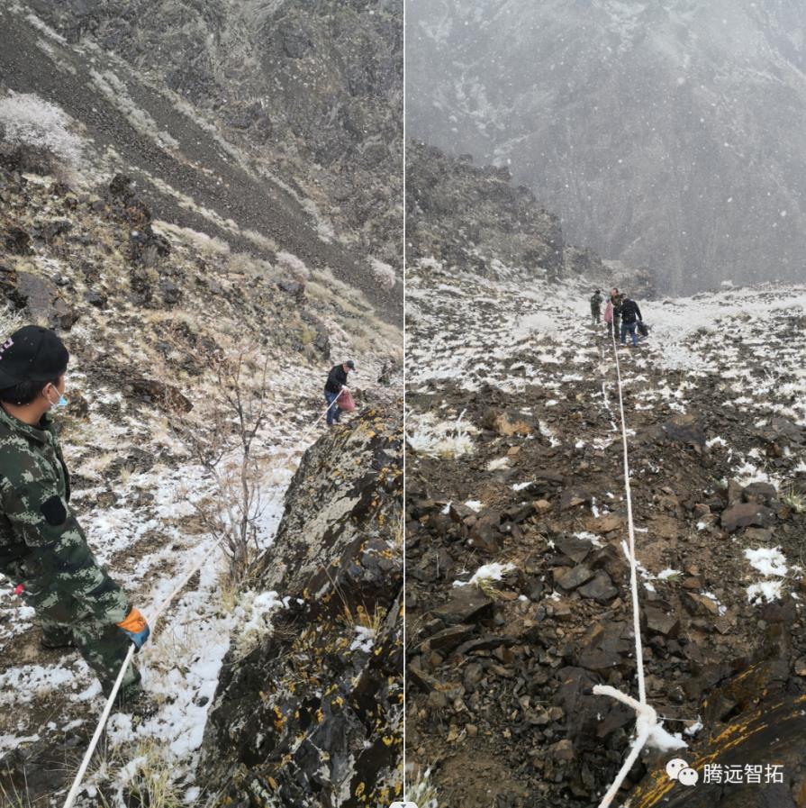 工作人员在陡峭的山上艰难的前进